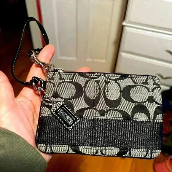 Coach Signature C Wristlet NWOT Excellent Condition With Hangtag - Picture 1 of 3